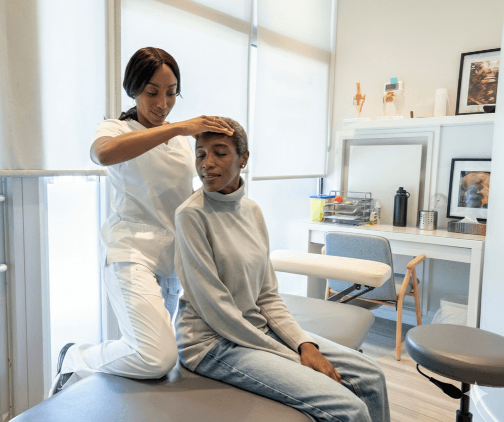 Lady physiotherapist attending to a client at Nomfundo Physiotherapy in Roodepoort